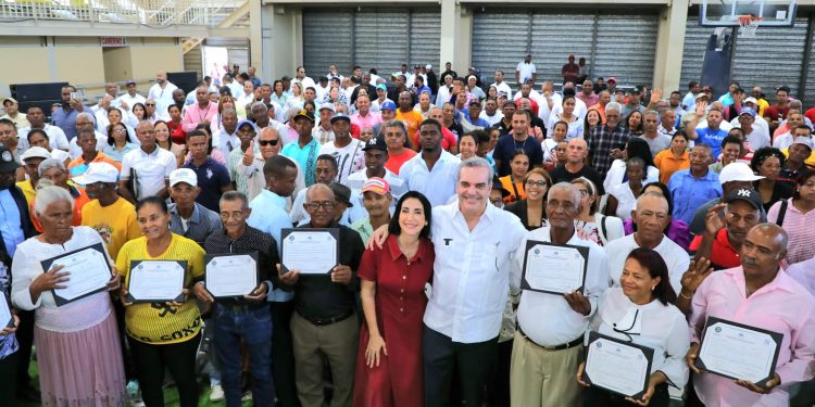 Abinader entrega 719 títulos de propiedad en Azua
