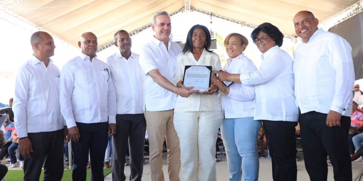 Presidente Abinader entrega 923 títulos de propiedad en Tamayo que benefician a más de 3,692 personas