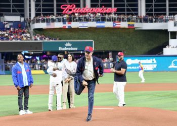 Presidente Abinader hace historia al convertirse en el primer jefe de Estado en lanzar la primera bola en Clásico Mundial de Béisbol