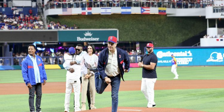 Presidente Abinader hace historia al convertirse en el primer jefe de Estado en lanzar la primera bola en Clásico Mundial de Béisbol