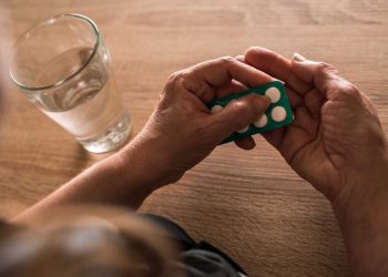 Automedicarse, una práctica tan común como peligrosa: «Te la estás jugando, no son caramelos»