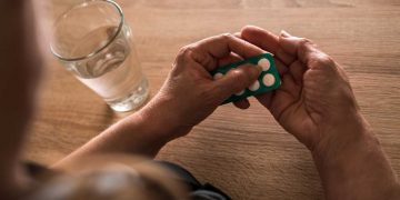 Automedicarse, una práctica tan común como peligrosa: «Te la estás jugando, no son caramelos»