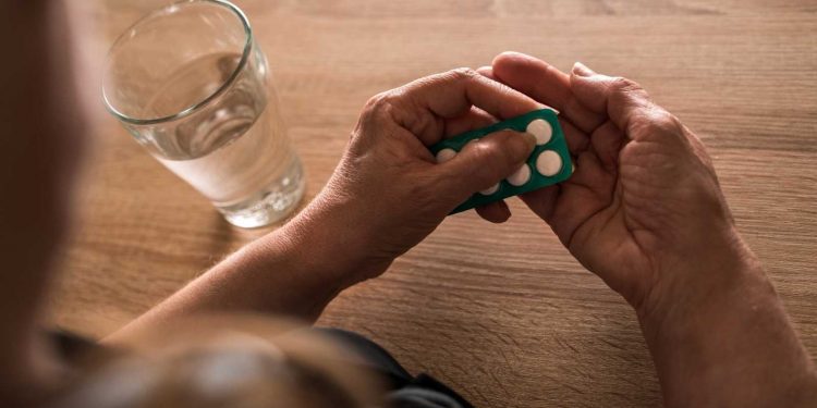 Automedicarse, una práctica tan común como peligrosa: «Te la estás jugando, no son caramelos»