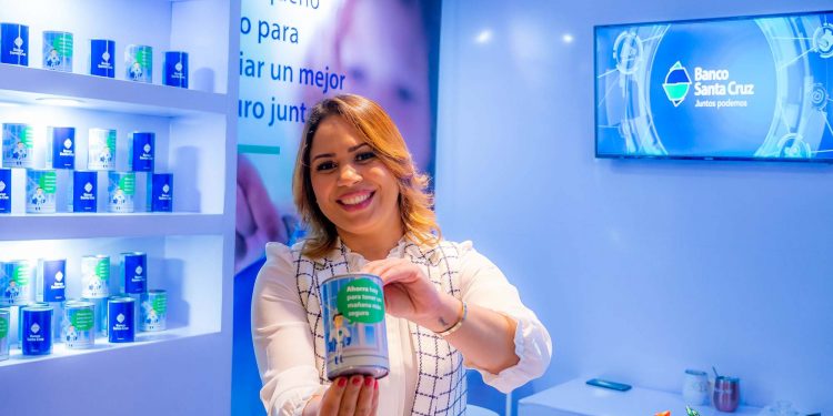 Banco Santa Cruz promueve el ahorro y la salud financiera en feria del Banco Central