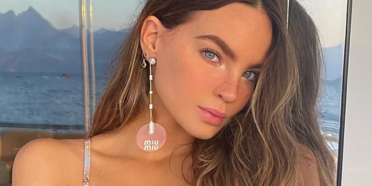 Eufórico fan se sube al escenario y «ataca» a Belinda en pleno show