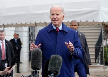 Biden: Se acerca a los periodistas, los mira incómodo y se va (Video)