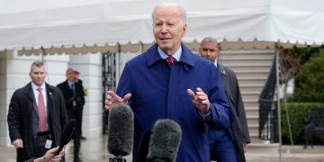 Biden: Se acerca a los periodistas, los mira incómodo y se va (Video)