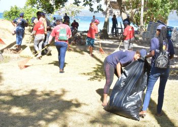 Mitur y comunitarios inician amplio operativo de limpieza de playas en Cayo Levantado, Samaná