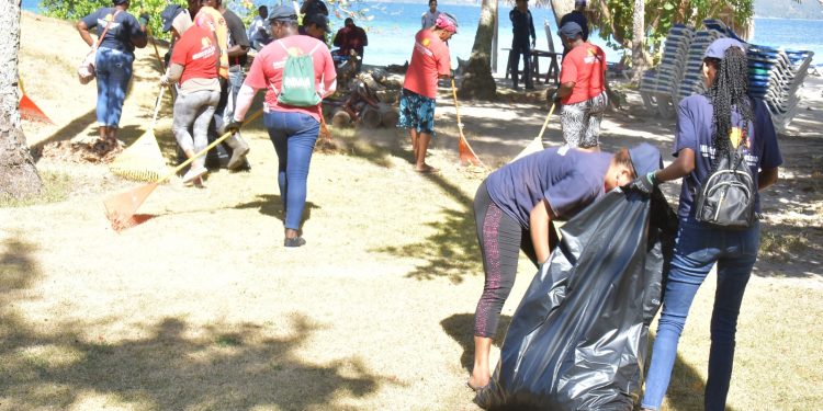 Mitur y comunitarios inician amplio operativo de limpieza de playas en Cayo Levantado, Samaná