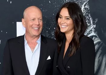 Esposa de Bruce Willis desmintió que Demi Moore se mudó con el actor para ayudarlo con su enfermedad