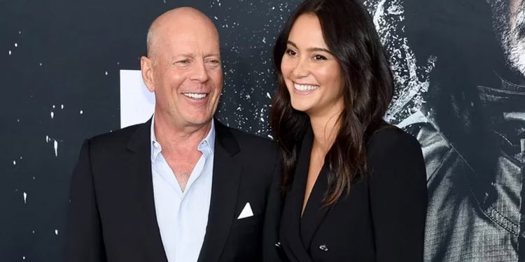 Esposa de Bruce Willis desmintió que Demi Moore se mudó con el actor para ayudarlo con su enfermedad