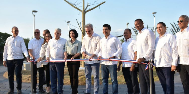 Gobierno inaugura primera etapa de saneamiento del arroyo Gurabo