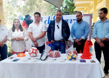 Inefi entrega útiles deportivos y asfaltará cancha escuela Juan Antonio Alix en Jacagua