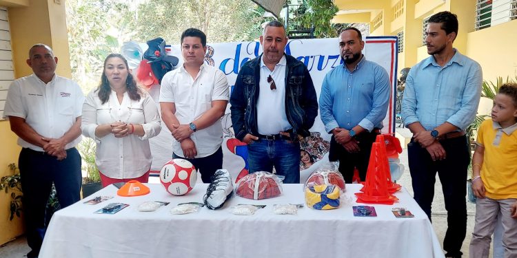 Inefi entrega útiles deportivos y asfaltará cancha escuela Juan Antonio Alix en Jacagua