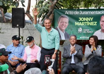 Leonel juramenta en la FP a un grupo de pastores evangélicos y al líder del PLD en Navarrete