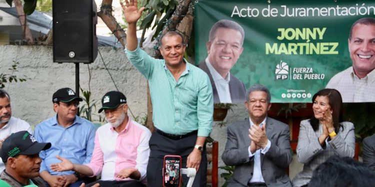 Leonel juramenta en la FP a un grupo de pastores evangélicos y al líder del PLD en Navarrete