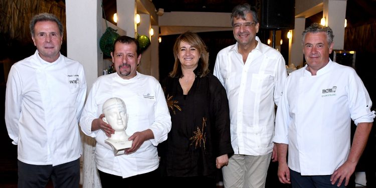 Chef Alberto Martín es reconocido como el Embajador de la Gastronomía Española por FACYRE en Club Hemingway