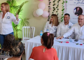 Fundación orienta mujeres de Santiago sobre diversos temas femeninos