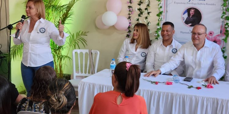 Fundación orienta mujeres de Santiago sobre diversos temas femeninos
