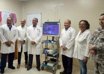 Urología Láser Avanzada Dr. Pablo Mateo  dona Equipo Urológico  al Hospital Francisco Moscoso Puello