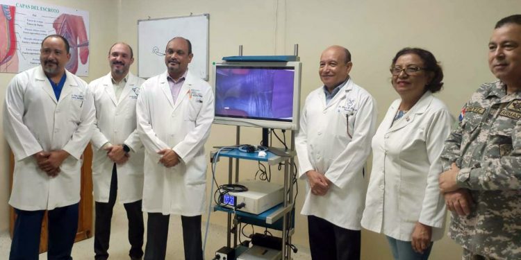 Urología Láser Avanzada Dr. Pablo Mateo  dona Equipo Urológico  al Hospital Francisco Moscoso Puello