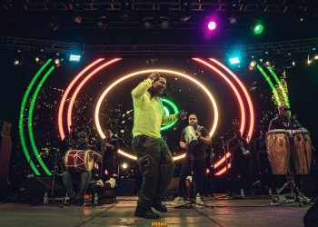 Omega abrazado por sus fans en Europa y México