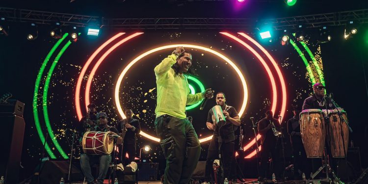 Omega abrazado por sus fans en Europa y México