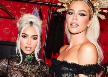 Kim y Khloé Kardashian posan juntas en la playa