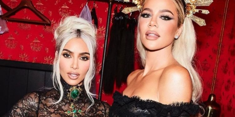 Kim y Khloé Kardashian posan juntas en la playa