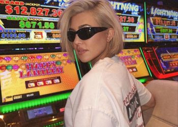 Kourtney y su hijo van a juego con el pelo platino