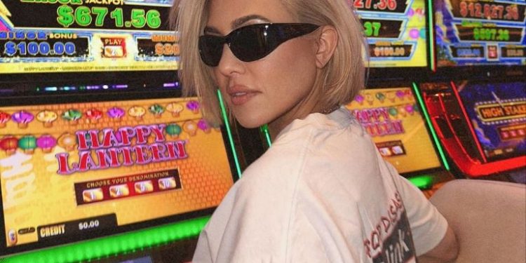 Kourtney y su hijo van a juego con el pelo platino