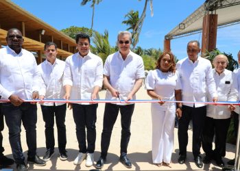 Presidente inaugura reconstrucción de dos plazas de vendedores en playa Guayacanes con una inversión superior a RD$143 millones