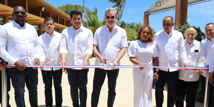 Presidente inaugura reconstrucción de dos plazas de vendedores en playa Guayacanes con una inversión superior a RD$143 millones