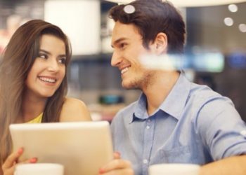 Lenguaje corporal del amor: cómo saber si le gustas, según la psicología