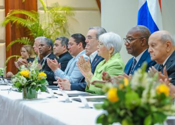 Abinader encabeza firma de acuerdo con 13 universidades para la Reforma Educativa Policial