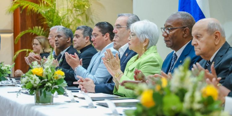 Abinader encabeza firma de acuerdo con 13 universidades para la Reforma Educativa Policial