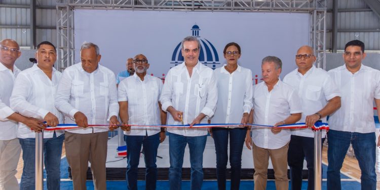 Abinader entrega la reconstrucción de dos polideportivos, club deportivo y cancha de baloncesto a comunidades de La Romana y La Altagracia