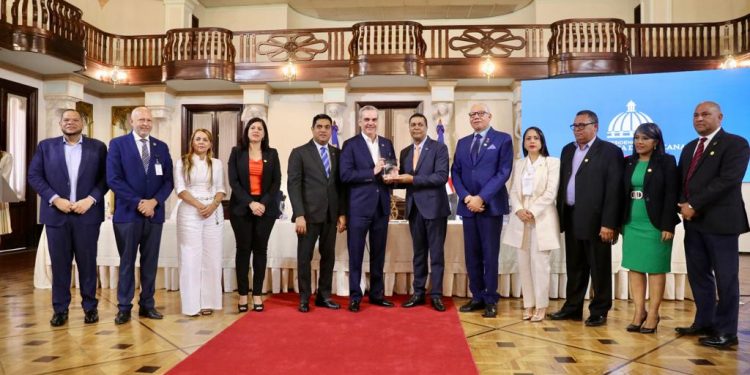 Abinader juramenta Gabinete de Descentralización para fortalecer gobiernos locales