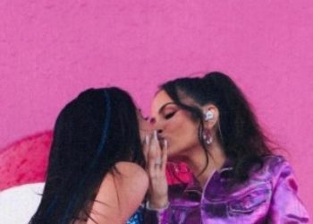 Natti Natasha y Becky G se dieron tremendo beso en el festival Coachella 2023