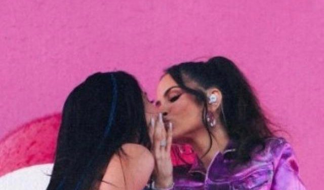 Natti Natasha y Becky G se dieron tremendo beso en el festival Coachella 2023