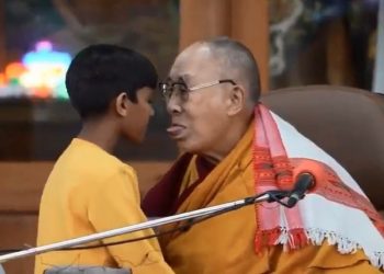 Escándalo: este es el video del Dalái Lama besando en la boca a un niño, “chúpame la lengua”