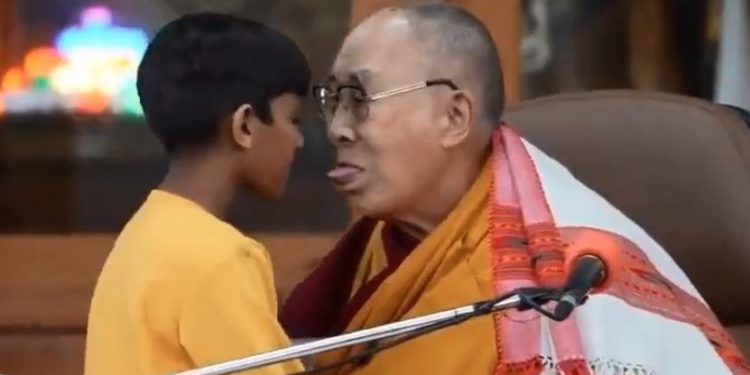 Escándalo: este es el video del Dalái Lama besando en la boca a un niño, “chúpame la lengua”