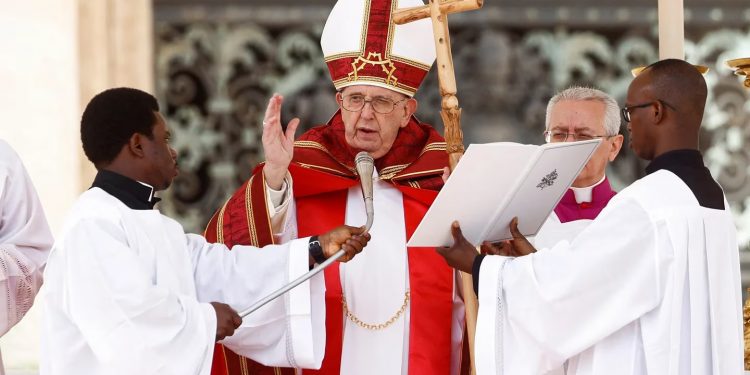 El papa Francisco presidió la misa del Domingo de Ramos desde la Plaza San Pedro en el Vaticano