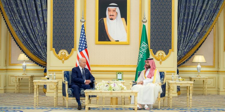 Bloomberg: La alianza petrolera entre Rusia y Arabia Saudita puede crearle «todo tipo» de problemas a EE.UU.