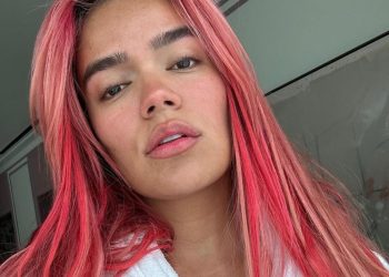 Karol G se enoja por edición en foto de portada de revista: “no me representa”