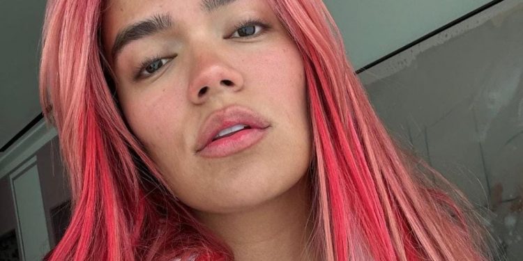 Karol G se enoja por edición en foto de portada de revista: “no me representa”