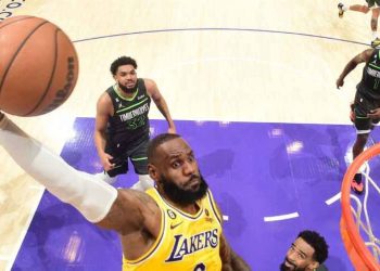 Los Lakers vencen a Timberwolves en la prórroga y avanzan a los playoffs