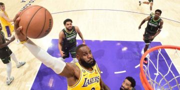 Los Lakers vencen a Timberwolves en la prórroga y avanzan a los playoffs