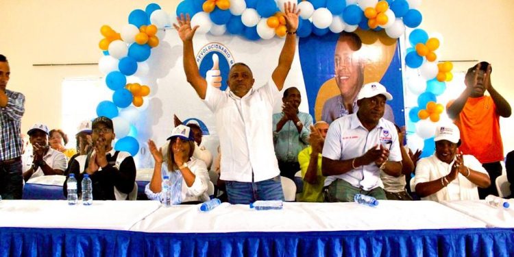 Precandidato a regidor por el PRM juramenta equipo de trabajo y proclama reelección del presidente Abinader