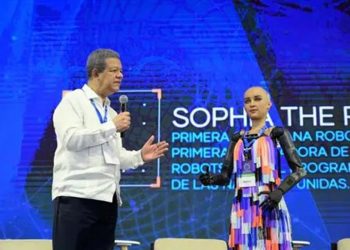 Robot `humanoide´ Sophia le dice a Leonel que el gobierno de Abinader es un ejemplo inspirador